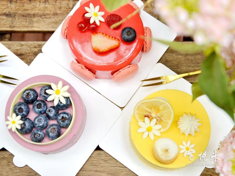 請問甜品師的工作內(nèi)容是什么啊？行業(yè)發(fā)展怎么樣？